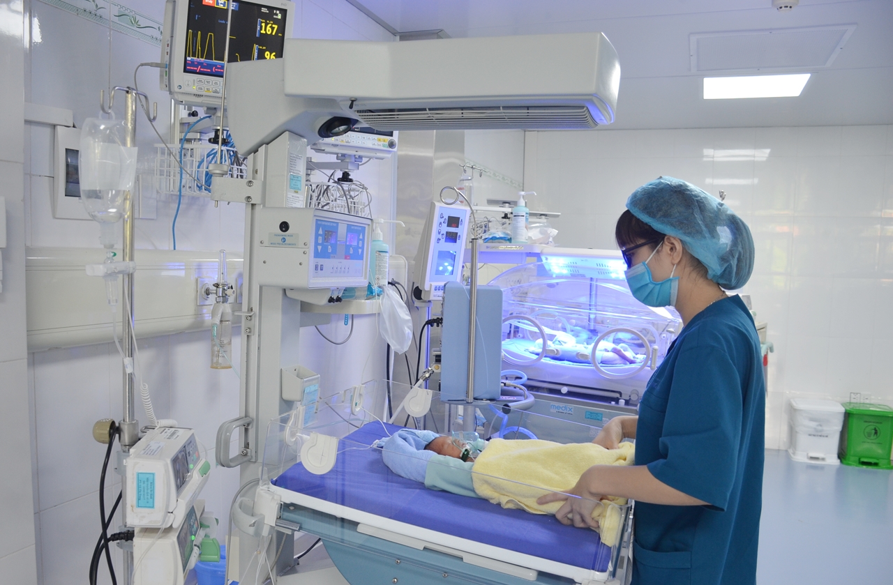  Nhân viên y tế Khoa Sơ sinh, Bệnh viện Sản Nhi Quảng Ninh, chăm sóc trẻ sinh non, có bệnh lý.