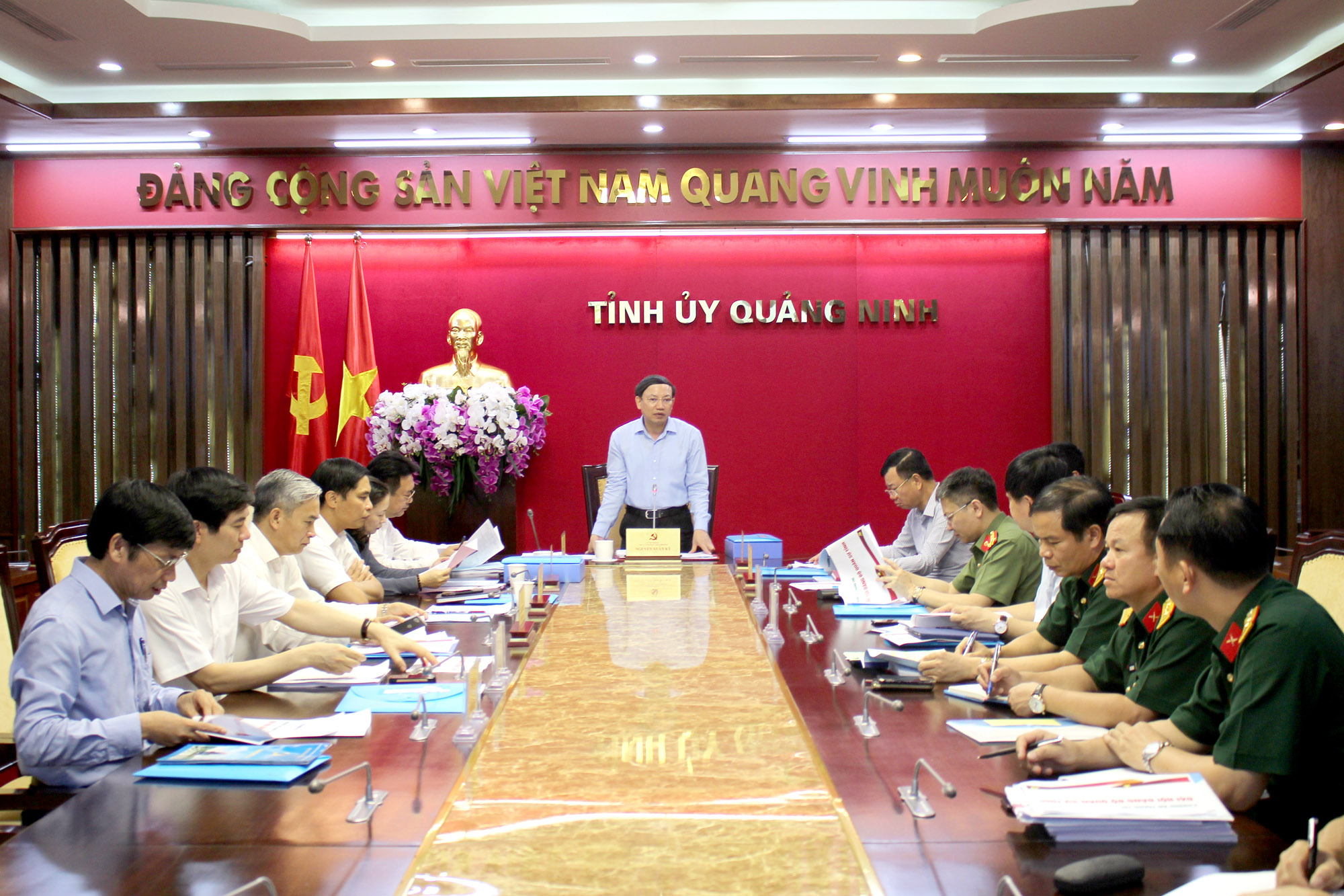 Đồng chí Nguyễn Xuân Ký, Bí thư Tỉnh ủy, Chủ tịch HĐND tỉnh kết luận buổi làm việc với Ban Thường vụ Đảng ủy Quân sự tỉnh.