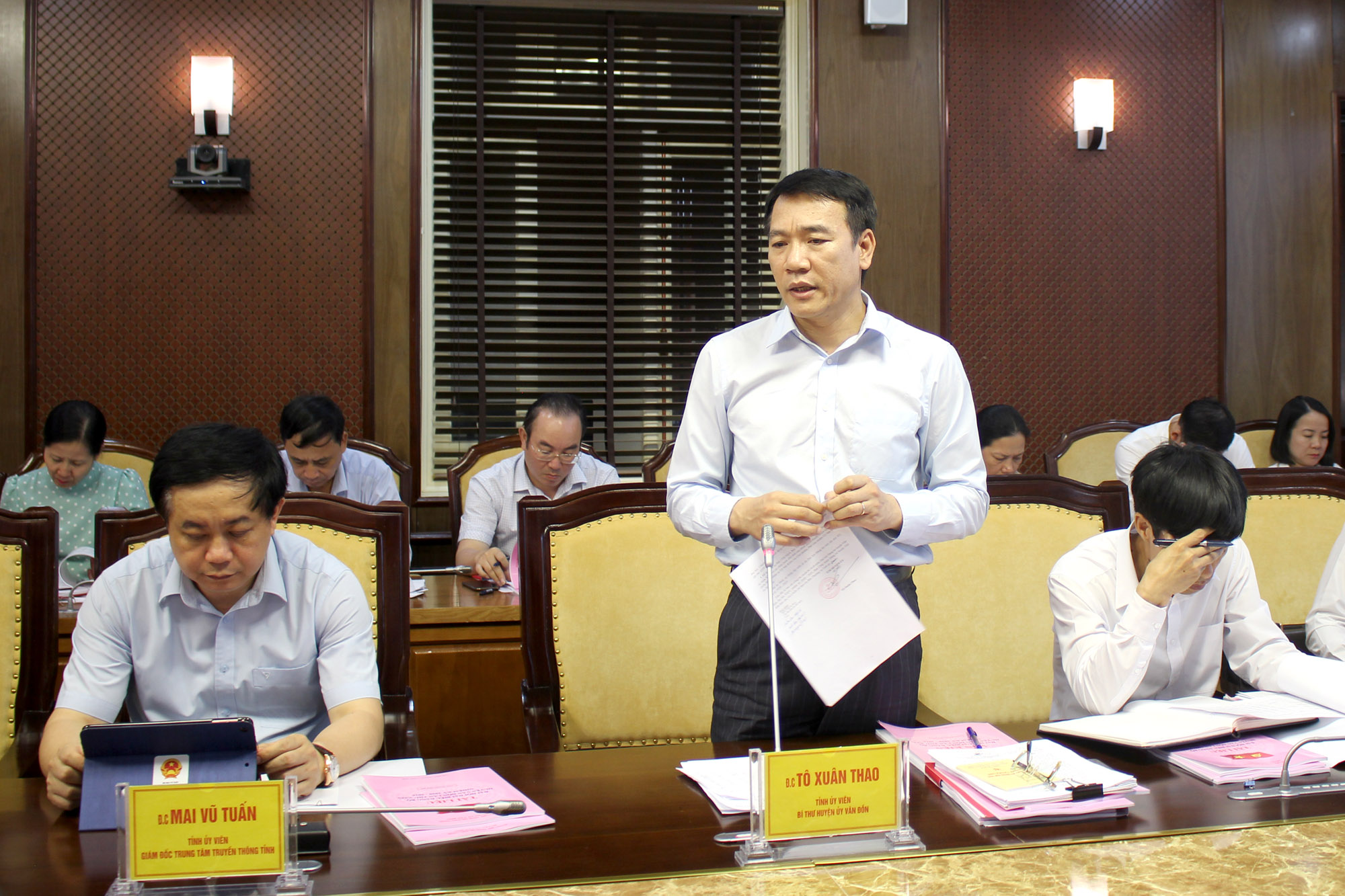 Ban Thường vụ Huyện ủy Vân Đồn báo cáo công tác chuẩn bị đại hội.