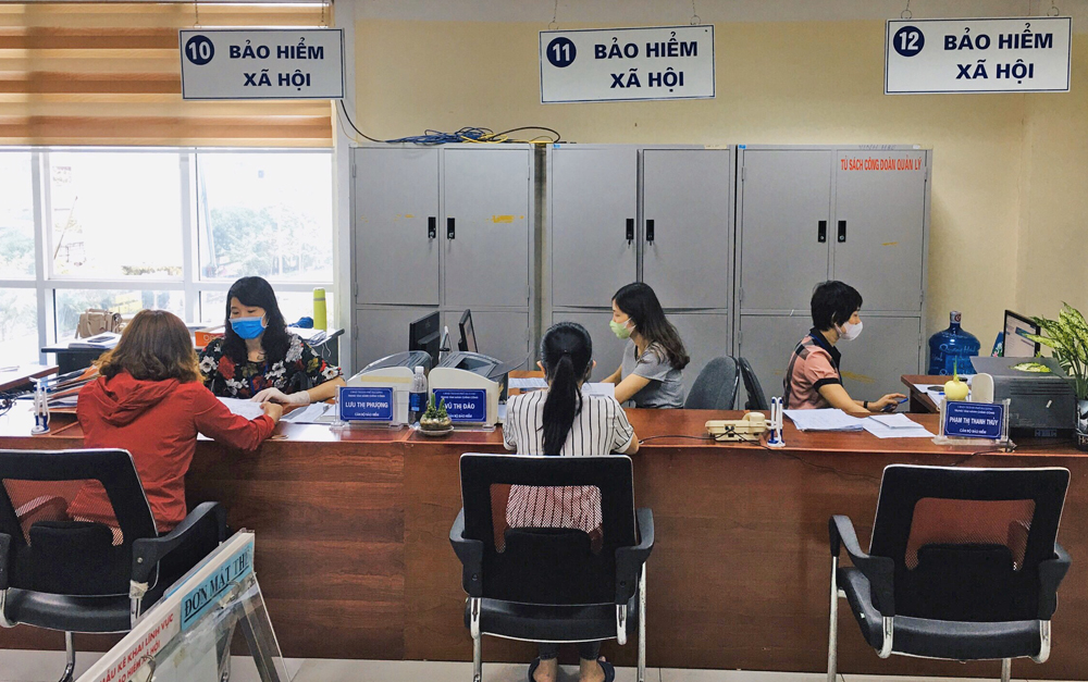 Thủ tục làm BHXH xã hội tự nguyện được thực hiện nhanh chóng, thuận tiện (trong ảnh: Người dân đến làm thủ tục BHXH tại Trung tâm hành chính công TP Hạ Long).