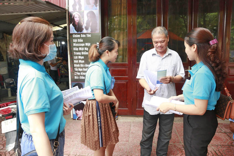 Nhân viên BHXH huyện Tiên Yên và nhân viên Bưu điện Tiên Yên tuyên truyền về BHXH tự nguyeenjcho người dân xã Hải Lạng (Tiên Yên)