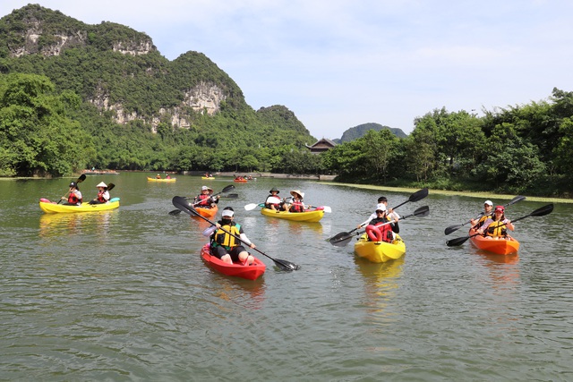 Loại hình du lịch trải nghiệm mới chèo thuyền kayak ở Tràng An thu hút đông đảo du khách.