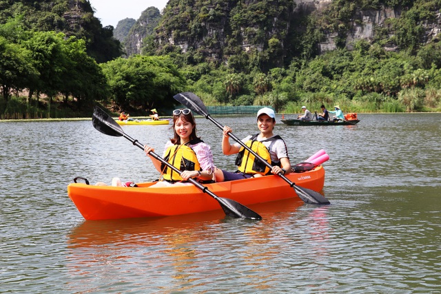 Việc khu du lịch Tràng An đưa hoạt động chèo thuyền kayak vào ngắm cảnh đẹp nơi đậy nhằm kích cầu du lịch sau đại dịch Covid-19.