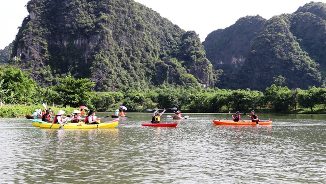 Thuyền kayak du khách chèo được thỏa sức giữa không gian trong xanh mát lành của vùng di sản thế giới có một không hai tại Việt Nam.