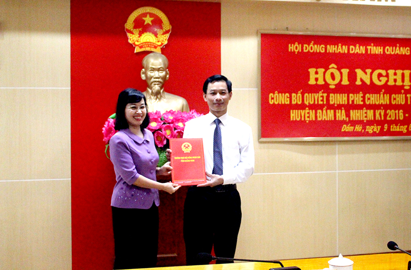 Đồng chí Trịnh Thị Minh Thanh, Phó Chủ tịch Thường trực HĐND tỉnh trao quyết định cho đồng chí Đặng Văn Tuấn
