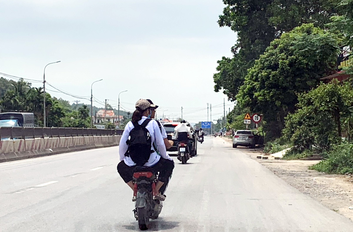 Học sinh vi phạm không đội mũ bảo hiểm khi tham gia giao thông. (Ảnh chụp tháng 5/2020 trên QL18, đoạn qua phường Đại Yên, TP Hạ Long)