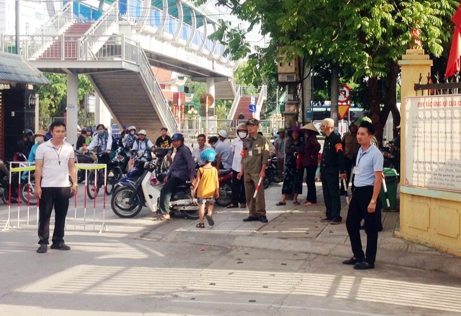 CCB cùng phối hợp các lực lượng tham gia giữ gìn trật tự giao thông tại cổng Trường Tiểu học Yên Thanh (phường Yên Thanh, TP Uông Bí).