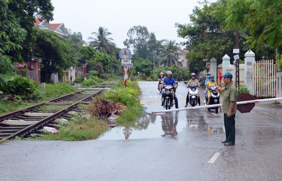 Điểm giao cắt đường sắt tại khu Tre Mai (phường Nam Khê, TP Uông Bí) do hội viên CCB đảm nhận luôn đảm bảo an toàn cho người dân và phương tiện qua lại.