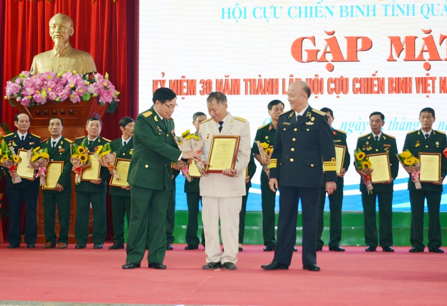 Lãnh đạo Hội CCB tỉnh tôn vinh Chi hội trưởng CCB đã có đóng góp trong xây dựng hệ thống chính trị cơ sở và tổ chức Hội ngày càng vững mạnh nhân dịp kỷ niệm 30 năm thành lập Hội CCB Việt Nam.
