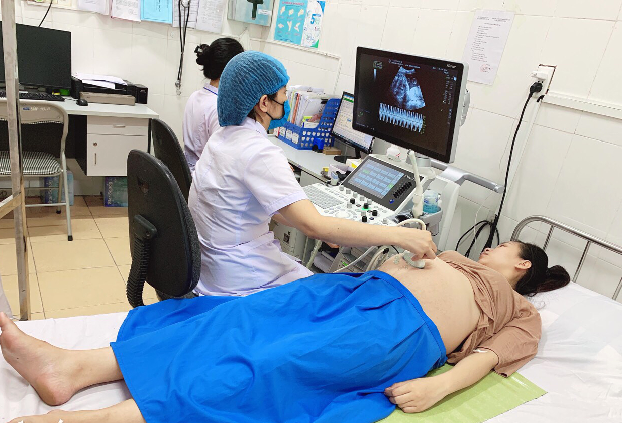Bác sĩ Trung tâm Y tế TP Uông Bí khám thai cho sản phụ.