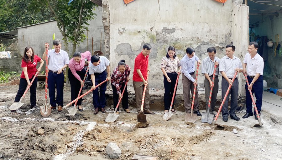 Lãnh đạo Hội Chữ thập đỏ tỉnh và TP Uông Bí cùng chính quyền địa phương tham gia khởi công xây nhà nhân đạo cho bà Vũ Thị Ngắm ở tổ 23, khu 5, phường Bắc Sơn (TP Uông Bí)