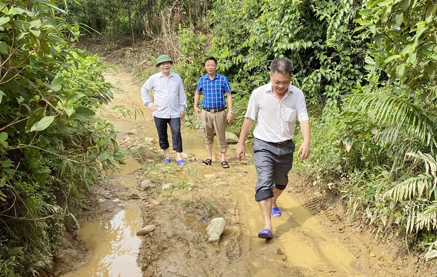 Lãnh đạo Hội CTĐ tỉnh cùng cán bộ địa phương khảo sát nguồn nước đầu nguồn để triển khai dự án nước sách hợp vệ sinh tại thôn Nam Hả trong (xã Nam Sơn, huyện Ba Chẽ).