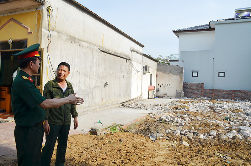 Thượng tá Nguyễn Quốc Khánh, Chính trị viên Ban CHQS TX Đông Triều, khảo sát phương án xây dựng 