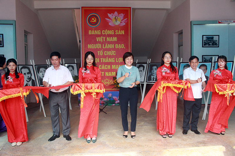 Các đại biểu lãnh đạo thị xã Quảng Yên cắt băng khai mạc triển lãm ảnh “Đảng Cộng sản Việt Nam những chặng đường lịch sử” 