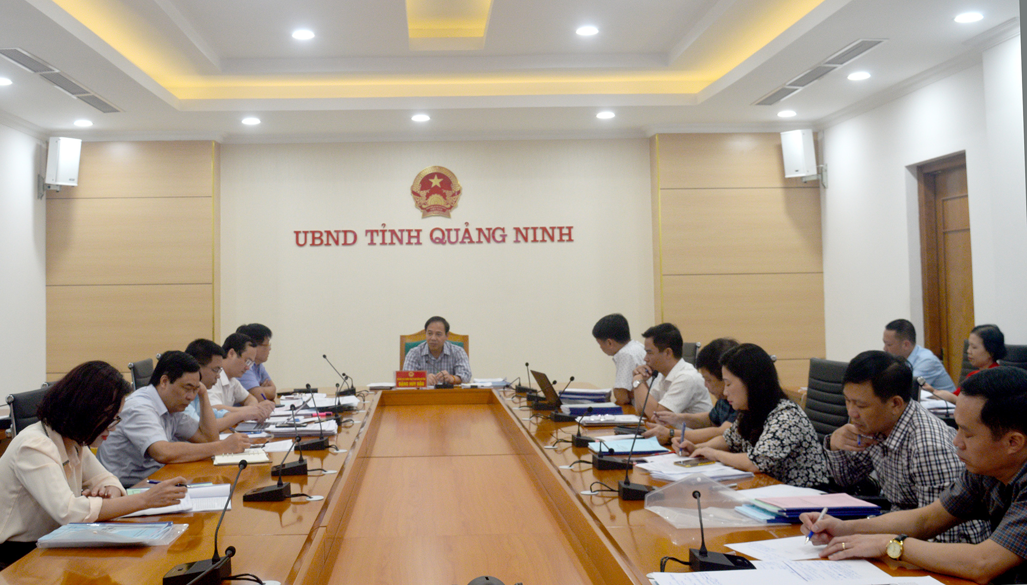 Đồng chí Đặng Huy Hậu, Phó Chủ tịch thường trực UBND tỉnh chủ trì cuộc họp.