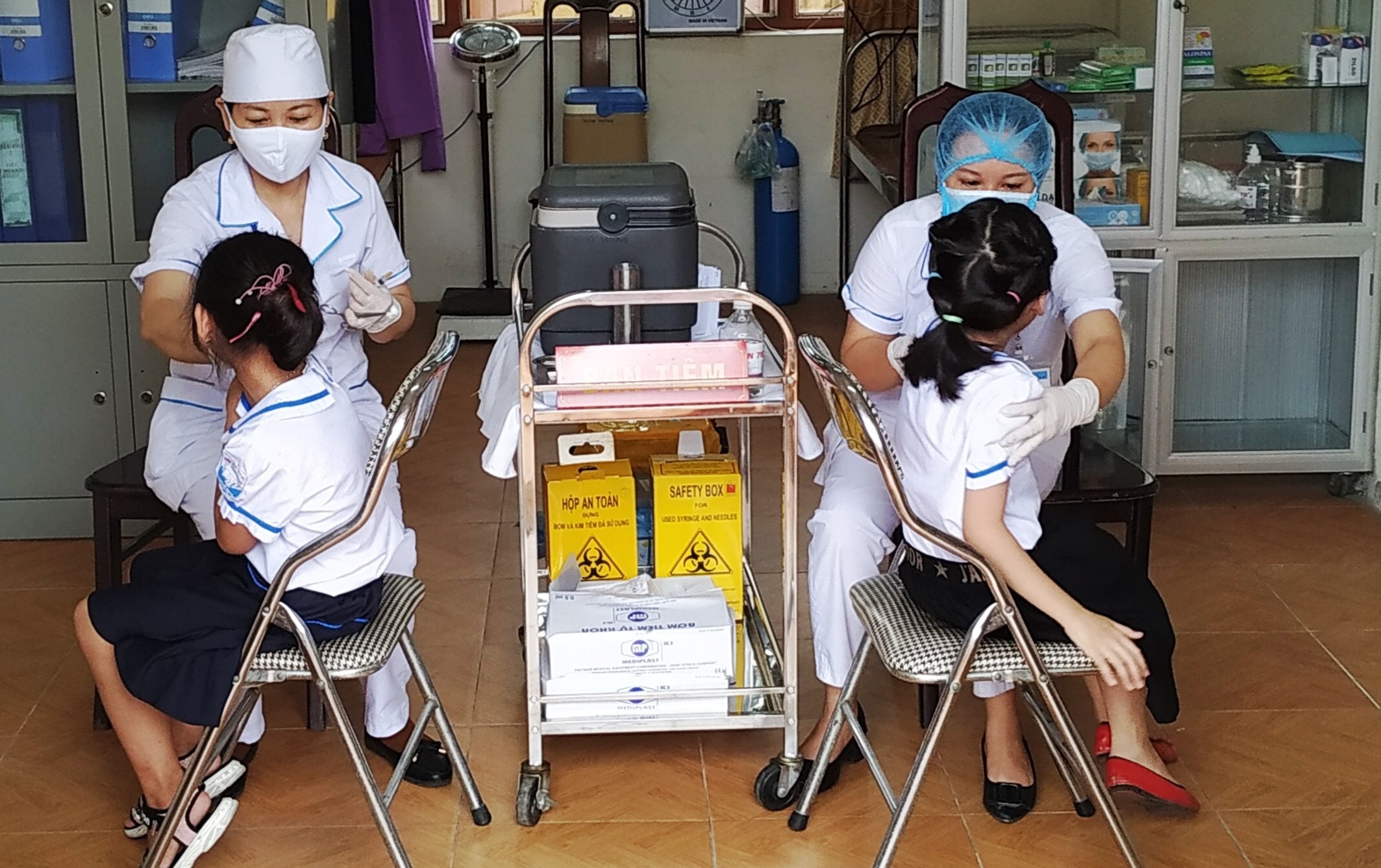Tiêm bổ sung vắc xin uốn ván -bạch hầu cho trẻ 7 tuổi tại trường Tiểu học Trưng Vương, Uông Bí