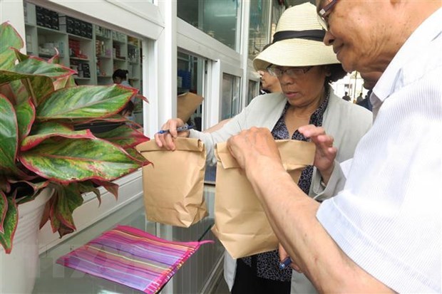 Nhà thuốc Bệnh viện Bình Dân Thành phố Hồ Chí Minh dùng túi giấy đựng thuốc cho bệnh nhân ngoại trú. (Ảnh: Đinh Hằng/TTXVN)
