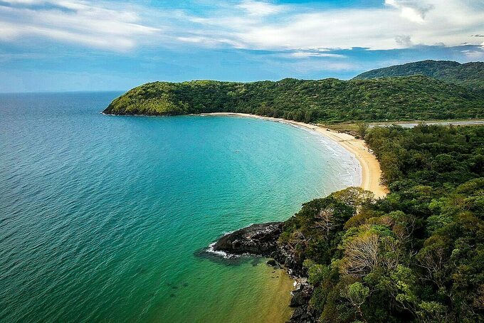 Nép mình trong bờ vịnh cong dài cách trung tâm đảo Côn Sơn khoảng 14 km về phía Bắc, bãi Đầm Trầu là điểm tắm biển thu hút du khách trong và ngoài nước bởi vẻ đẹp hoang sơ. Ảnh: Shutterstock/Tran Qui Thinh.