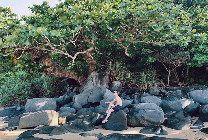 Bãi biển còn giữ vẻ hoang sơ với những tán cây và bụi rậm, thuộc khu vực bìa rừng của Vườn quốc gia Côn Đảo. Ảnh: Instagram/esc034.