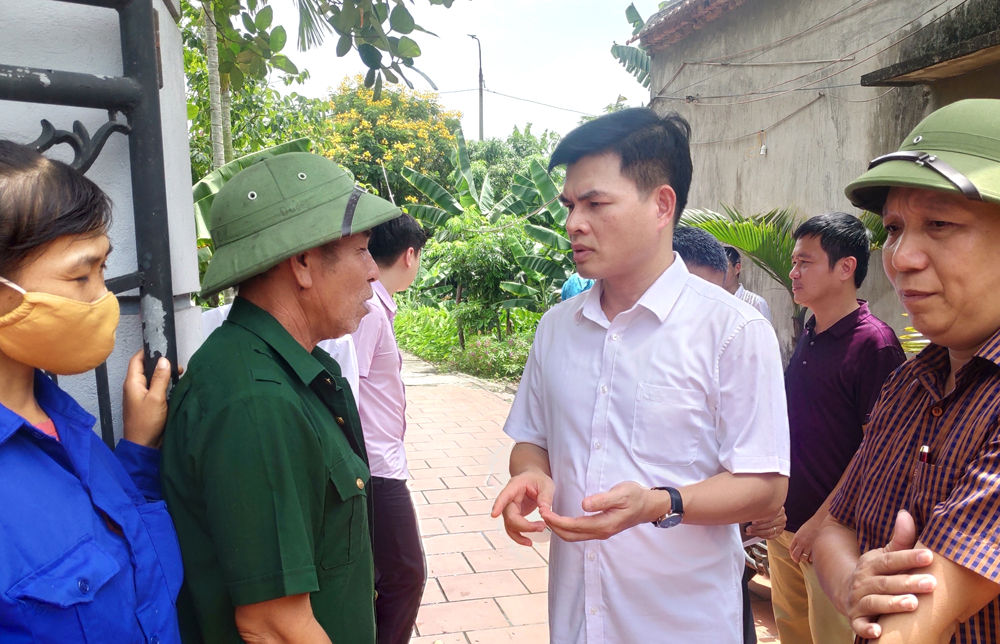 Chủ tịch UBND TP Uông Bí đối thoại với các hộ dân liên quan đến Dự án Khu nuôi trồng thủy sản phía Tây kênh làm mát Nhà máy Nhiệt điện Uông Bí. Ảnh: Huyền Trang (Trung tâm TT-VH Uông Bí)