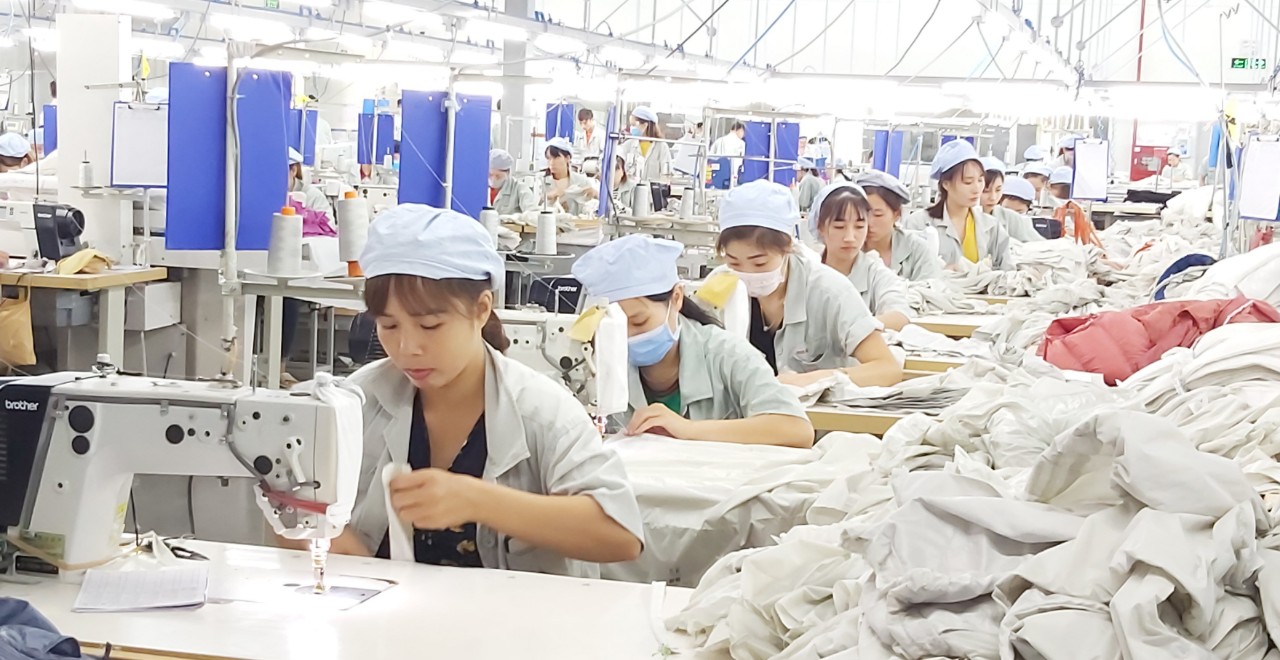 Công nhân lao động Công ty TNHH may mặc Hoa Lợi Đạt (KCN Cảng biển Hải Hà).