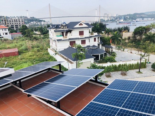 Hệ thống điện mặt trời áp mái công suất 10,5 kWp của gia đình anh Đào Quang Tuấn tổ 18 khu 7, phường Cao Xanh, thành phố Hạ Long.   