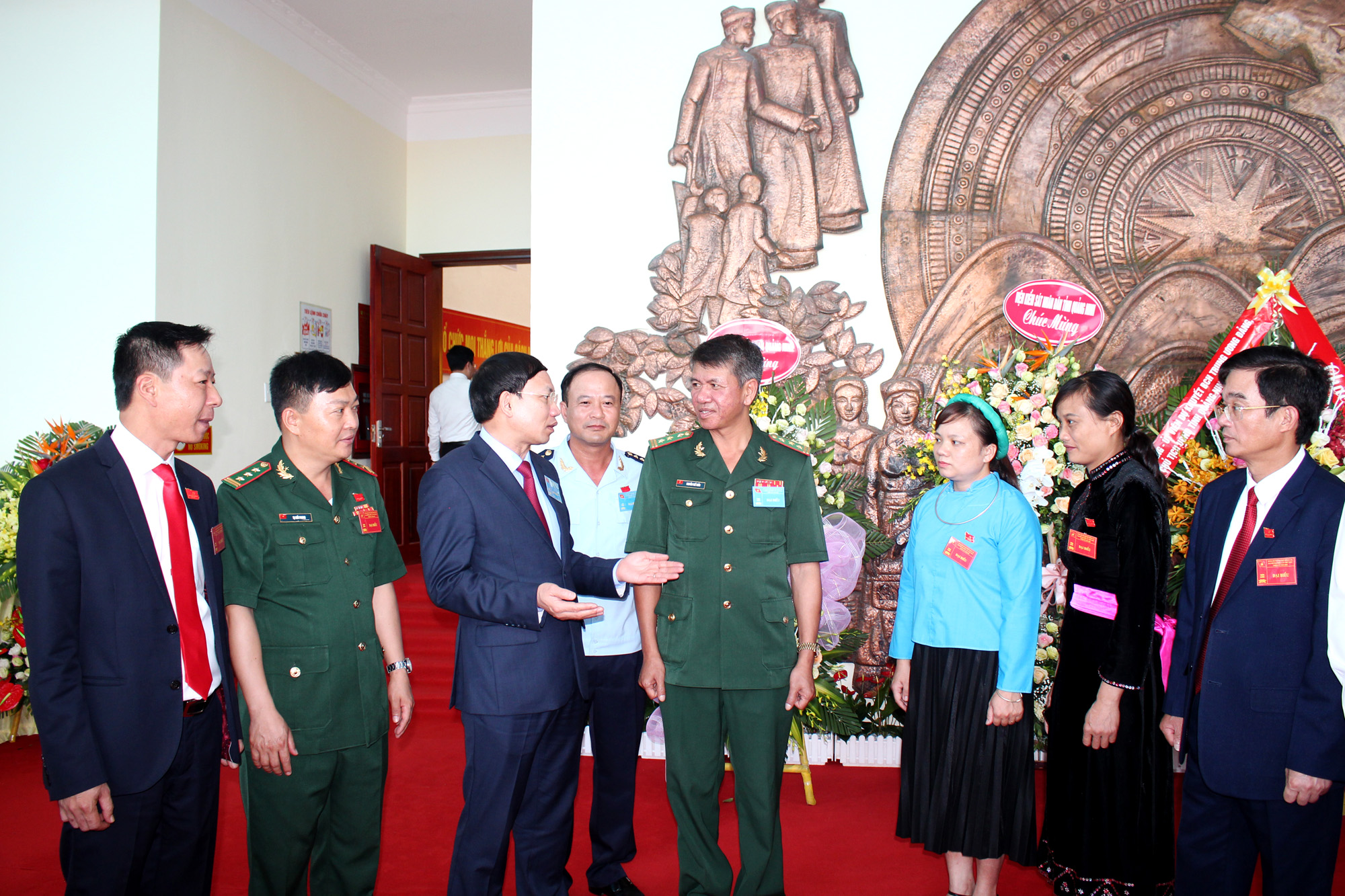 Đồng chí Nguyễn Xuân Ký, Bí thư Tỉnh ủy, Chủ tịch HĐND tỉnh, trò chuyện với cán bộ, đảng viên của TP Móng Cái