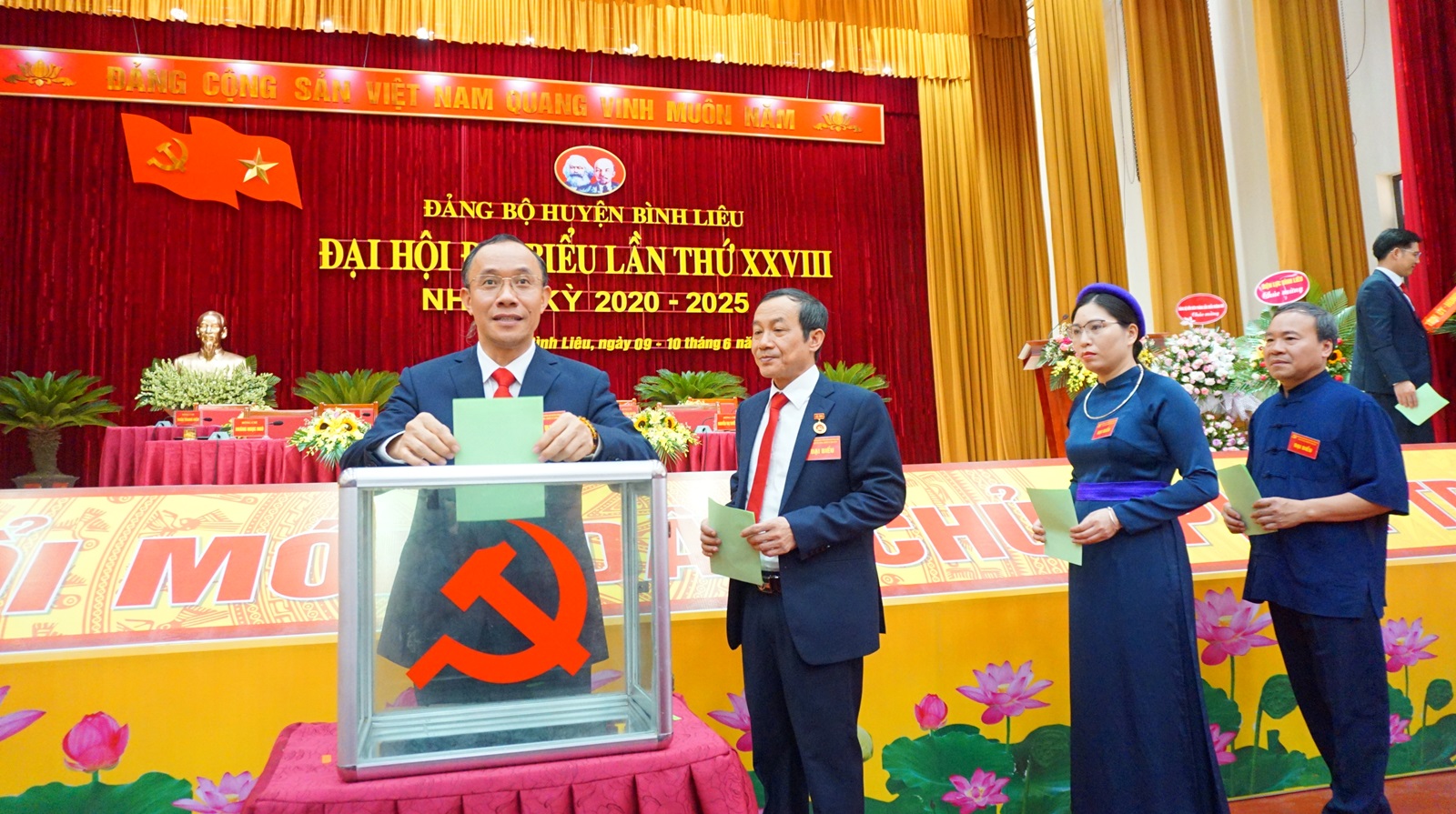 Các đại biểu bỏ phiếu bầu BCH Đảng bộ huyện Bình Liêu khóa XXVIII, nhiệm kỳ 2020-2025.