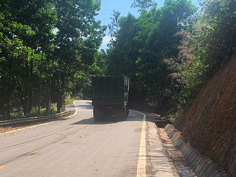 Phương tiện có dấu hiệu cơi nới thành trhungf lưu thông trên tỉnh lộ 326 đoạn đi qua phường Mông Dương (TP Cẩm Phả). 