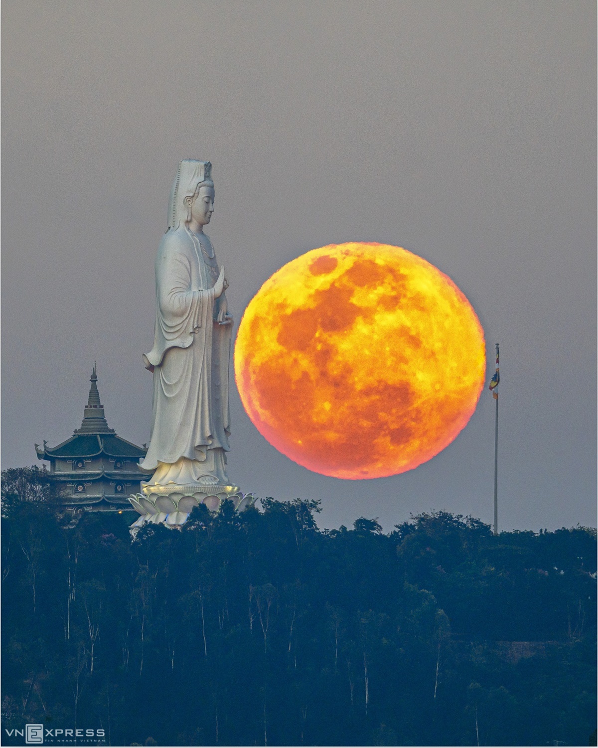Tượng Phật bà Quán Thế Âm bồ tát uy nghi và huyền ảo trong đêm “Trăng Hoa” ngày 7/5. Siêu trăng tháng 5/2020 gọi là Trăng Hoa vì diễn ra vào tháng hoa nở ở nhiều nước trên thế giới, đạt cực đại với độ sáng mạnh hơn 30% trăng tròn thông thường.