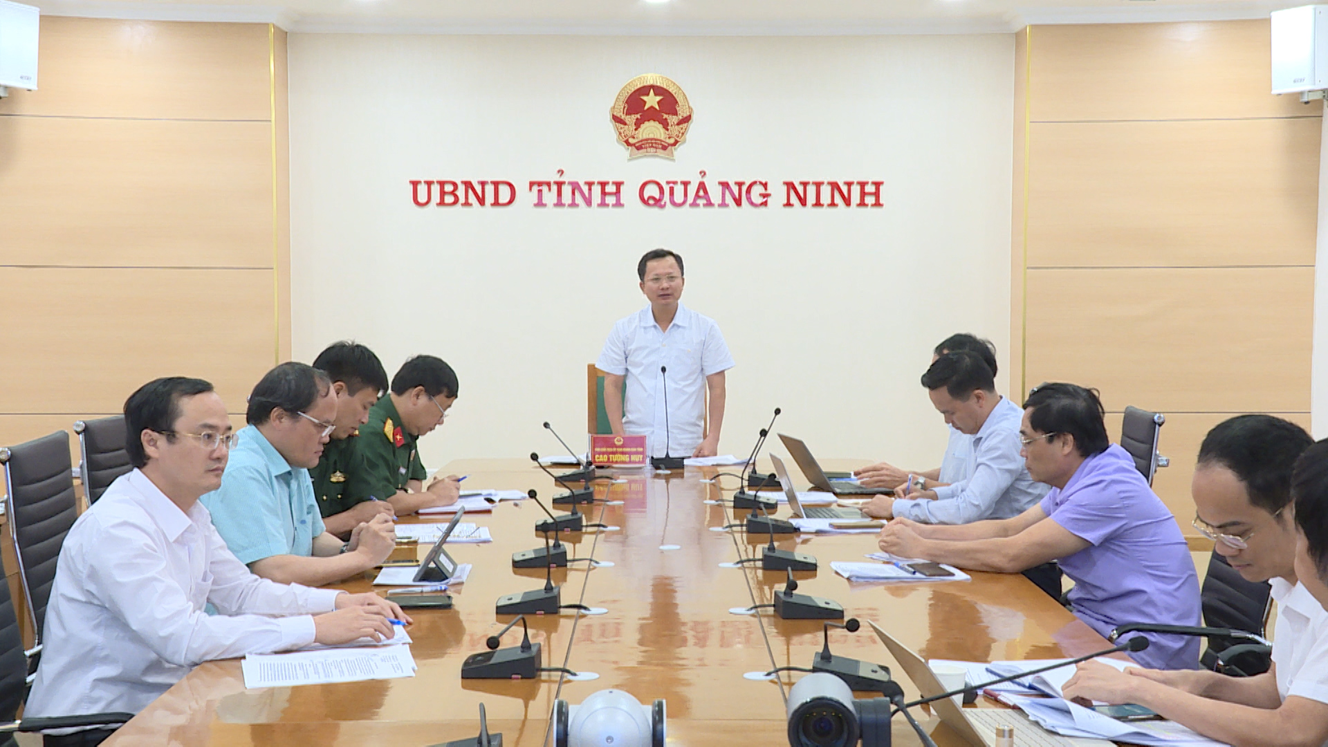 Đồng chí Cao Tường Huy, Phó Chủ tịch UBND tỉnh phát biểu kết luận cuộc họp