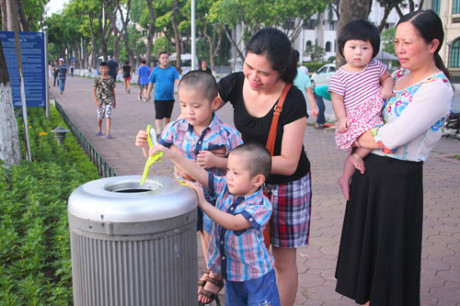 Vứt rác đúng điểm tại nơi công cộng là nét đẹp văn hóa mỗi người cần thực hiện. Ảnh: hanoi.gov.vn