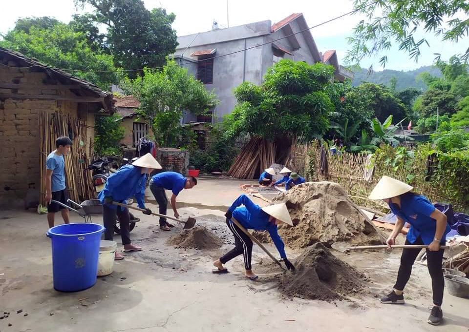 Tuổi trẻ Bình Liêu tham gia hỗ trợ người dân xây dựng nhà tiêu hợp vệ sinh.