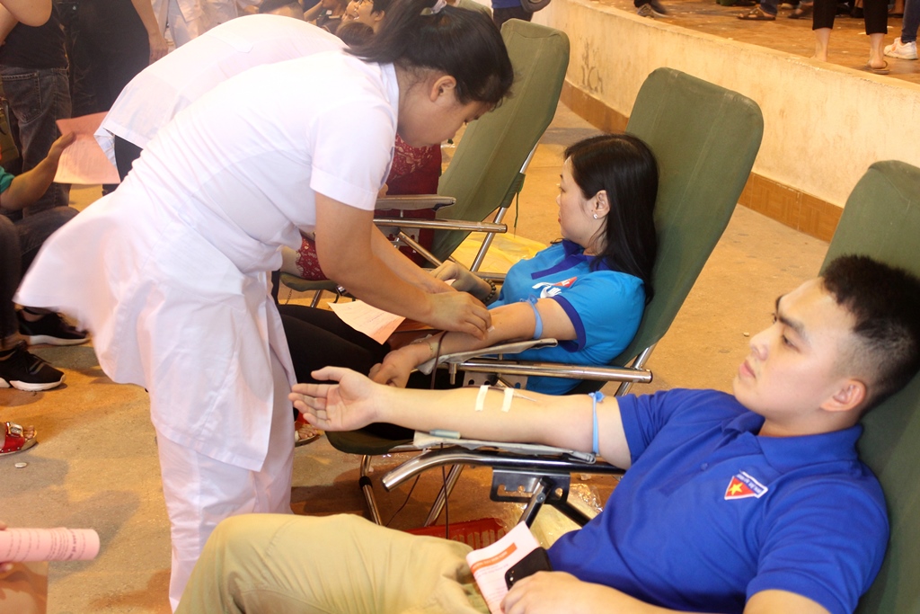 Đoàn viên thanh niên TP Móng Cái tham gia hiến máu tình nguyện.