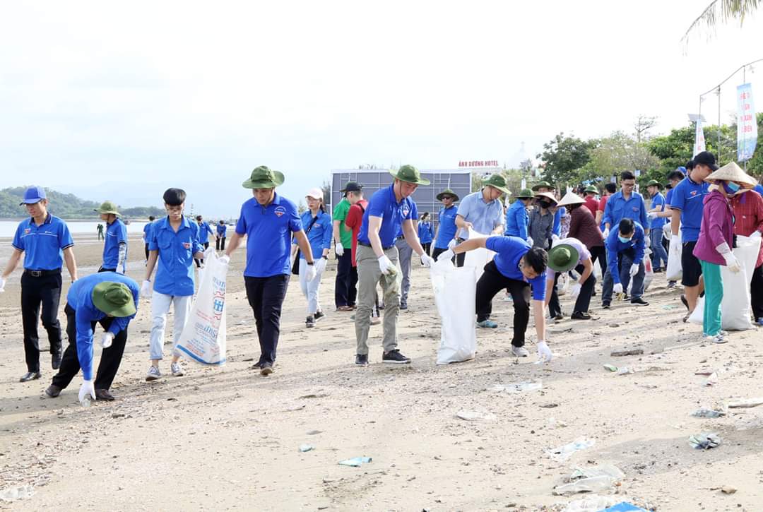 Các ĐVTN cùng người dân tham gia dọn dẹp vệ sinh môi trường tại khu vực biển Vựng Đâng (TP Hạ Long)