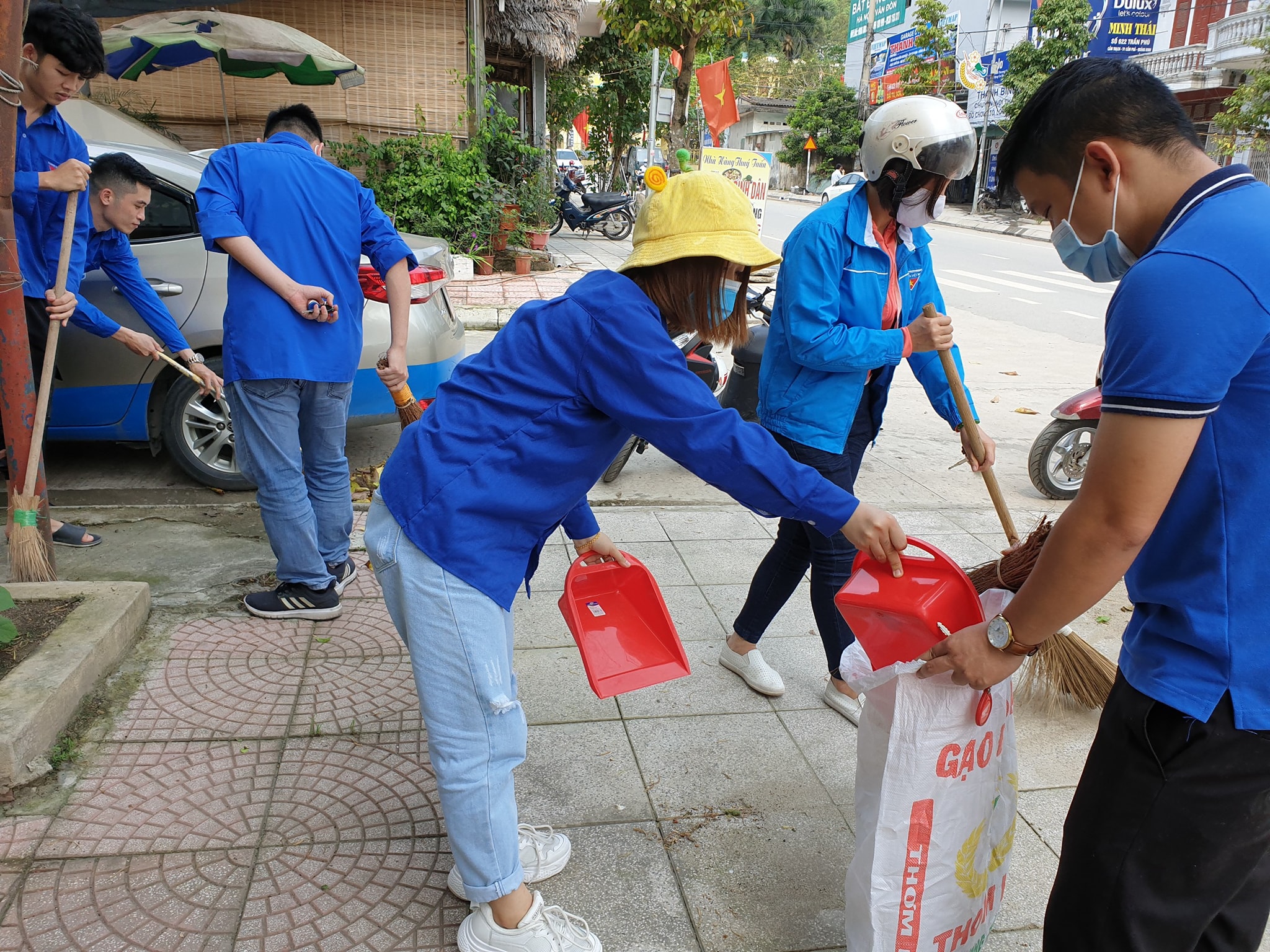 ĐVTN thị trấn Cái Rồng (huyện Vân Đồn) triển khai phong trào Ngày chủ nhật tham gia dọn dẹp vệ sinh môi trường