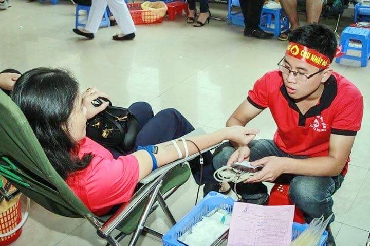 Anh Nguyễn Hồng Ninh trợ giúp người tham gia hiến máu tại Bệnh viện Đa khoa tỉnh. (Ảnh nhân vật cung cấp)