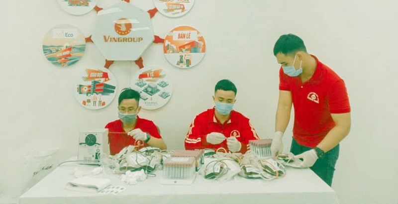 Anh Nguyễn Hồng Ninh (ngoài cùng, bên trái) cùng tình nguyện viên CLB Ngân hàng máu sống Quảng Ninh thực hiện phân loại máu tại Bệnh viện Vinmec Hạ Long, đầu năm 2020. 