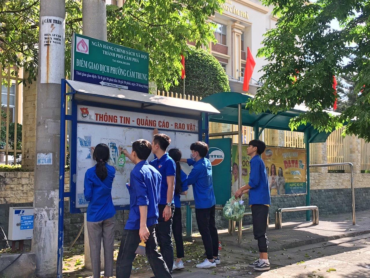 Đoàn thanh niên phường Trung (TP Cẩm Phả) tham gia vệ sinh bóc xóa các biển quảng cáo rao vặt miễn phí