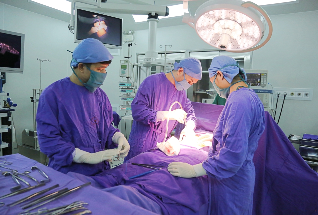 Các bác sĩ thực hiện cắt bỏ khối u nang kích thước “khủng” cho bệnh nhân N.
