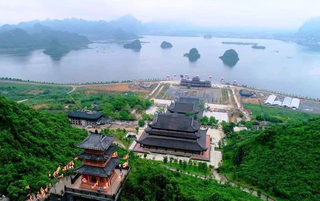 Toàn cảnh chùa Tam Chúc (Hà Nam). Để hoàn thành dự án này, nhà đầu tư dự kiến phải mất thêm 50 năm nữa. Khi đó, chùa Tam Chúc sẽ trở thành ngôi chùa lớn nhất thế giới với diện tích quần thể lên tới 5.000 ha.