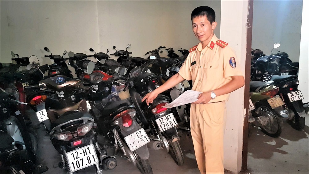 Đại uý Nguyễn Văn Thanh, đội xử lý vi phạm, phòng CSGT, Công an tỉnh Bắc Giang gặp nhiều khó khăn để tìm ra chỗ để của xe vi phạm.