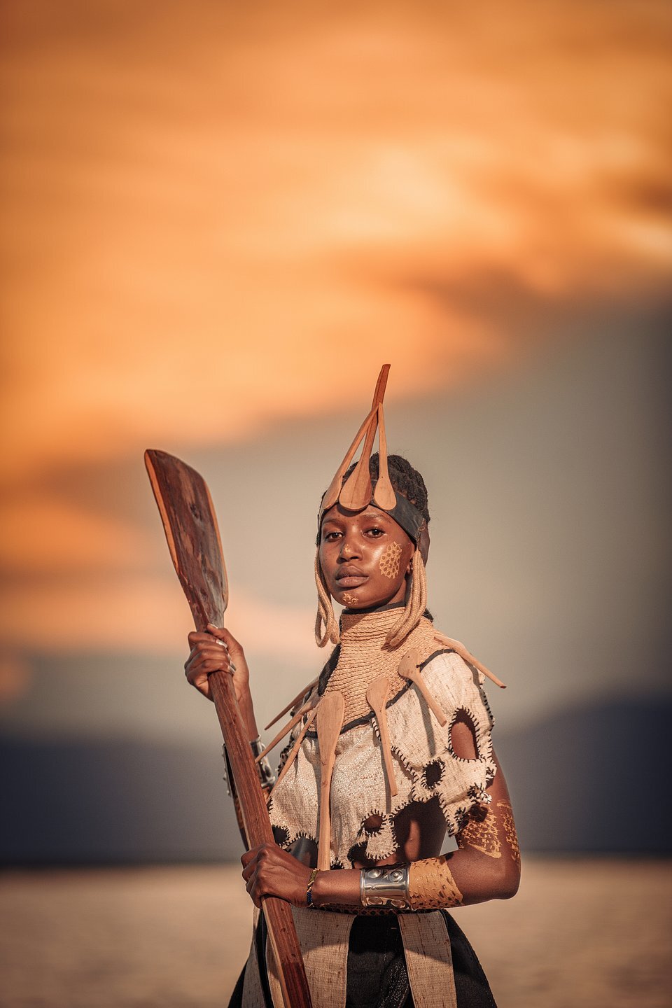 Bức ảnh chụp phụ nữ bộ tộc Hadzabe, Tanzania, có tên gọi Chiến Binh. Tác giả @lightpalmer cho biết, những nữ chiến binh đến từ bộ tộc được đào tạo để bảo vệ động vật hoang dã. 