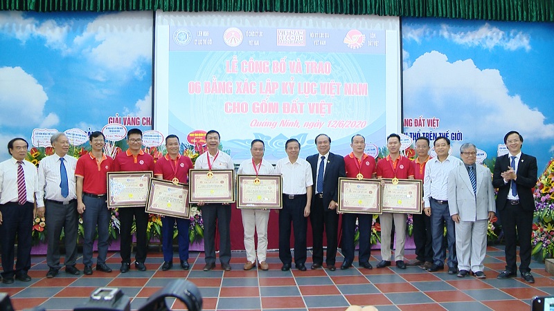 Tổ chức Kỷ lục Việt Nam công bố và trao 6 bằng xác lập kỷ lục Việt Nam cho thương hiệu Gốm Đất Việt