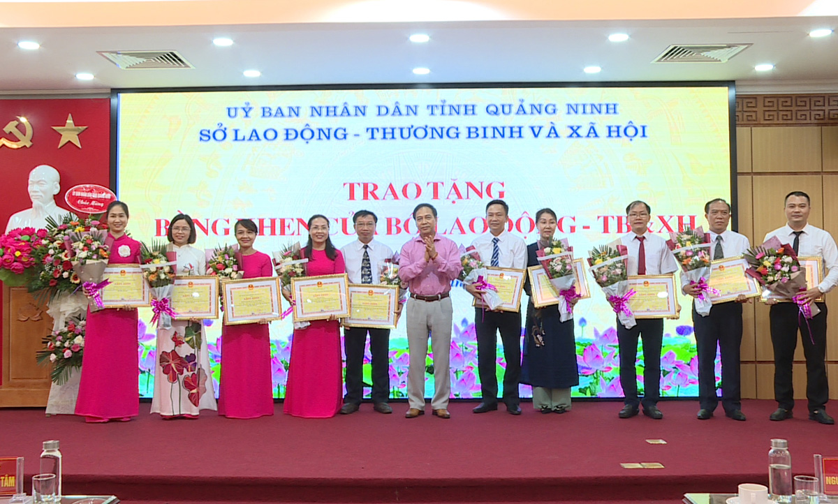 Đồng chí Đặng Huy Hậu, Phó Chủ tịch Thường trực UBND tỉnh tặng bằng khen của UBND trnh cho các tập thể, cá nhân đã có thành tích xuất sắc trong phong trào thi đua yêu nước 5 năm, giai đoạn 2015 – 2020.  