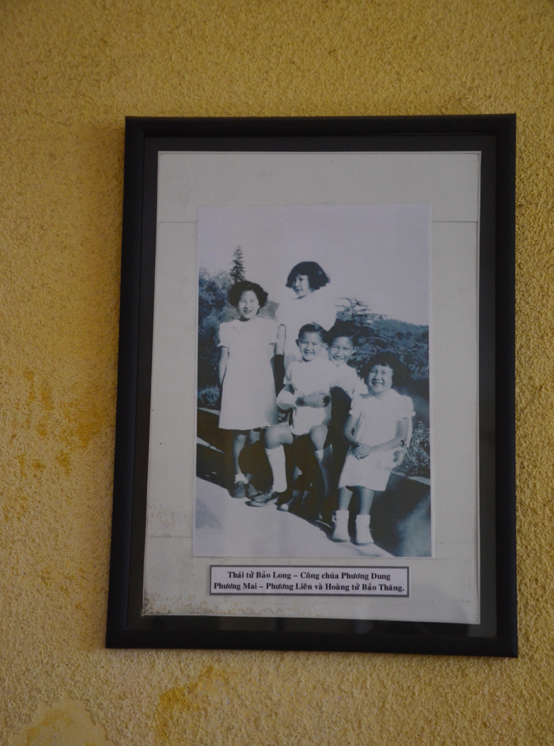 Một bức ảnh gia đình vua Bảo Đại được treo trên tường.