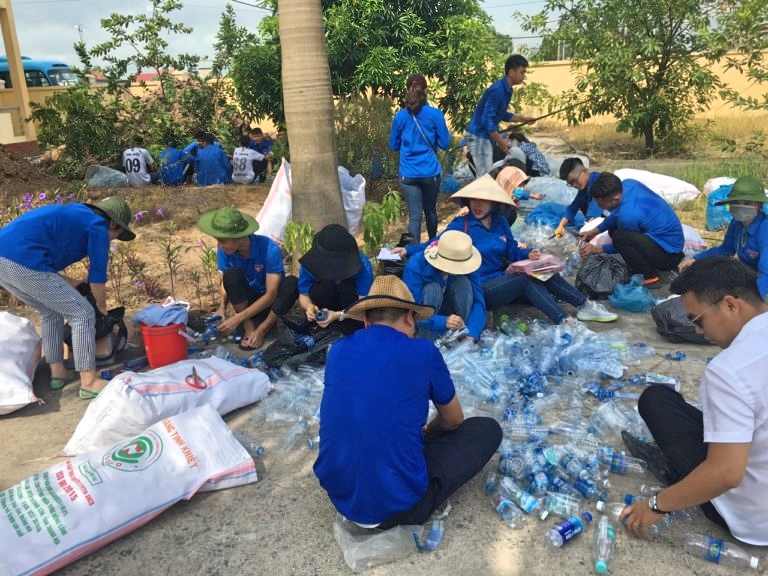 Thanh niên phường Đông Triều (TX Đông Triều) xây dựng vườn ươm cây giống từ vỏ chai nhựa