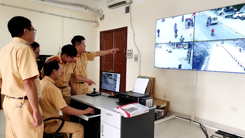 CSGT Quảng Ninh tiến hành phạt nguội sau khi lắp đặt thêm 35 mắt camera giám sát trên QL18 đoạn từ TP Uông Bí đến phường Quang Hanh (TP Cẩm Phả).