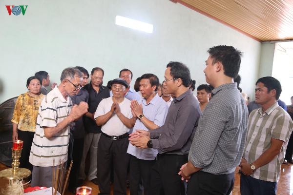 Ông Khuất Việt Hùng cùng các sở ban ngành đến thăm chia buồn với các gia đình nạn nhân trong vụ tai nạn.