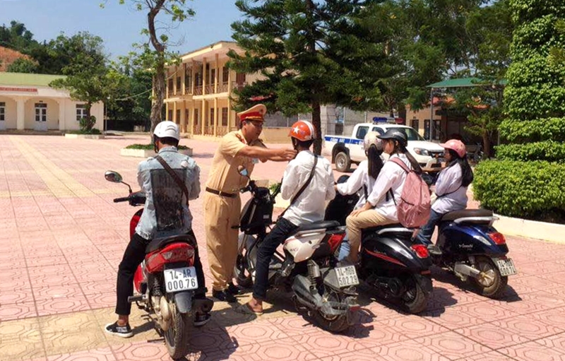 Cán bộ Đội CSGT Công an huyện Ba Chẽ hướng dẫn học sinh thực hiện quy trình sử dụng xe máy điện khi tham gia giao thông.